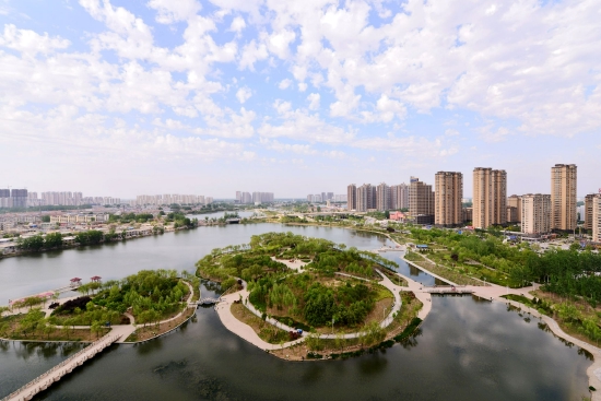 （菏澤市趙王河公園。圖片來源：菏澤市攝影家協(xié)會《春天的趙王河》）